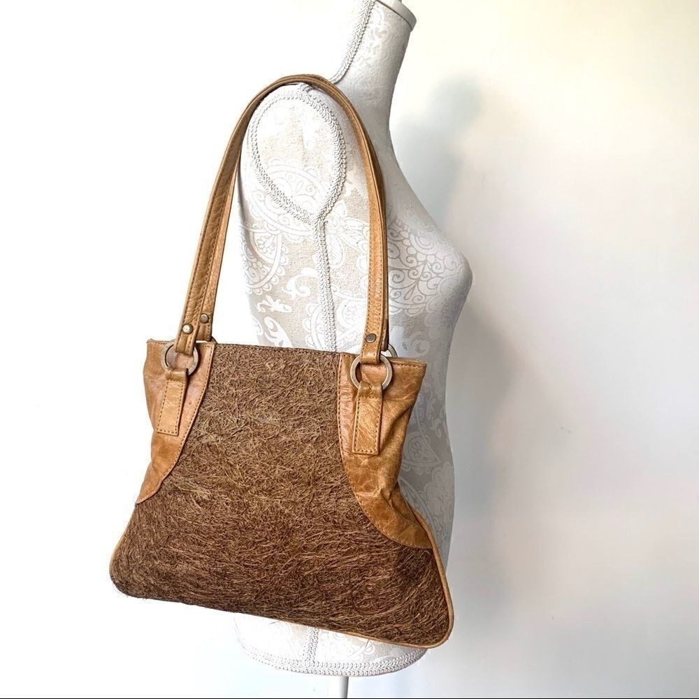 UNIQUE LEATHER & STRAW TEXTURED SHOULDER BAG